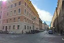 Photo en couleurs d'un grand bâtiment, en angle