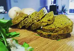 Des tranches de seitan assaisonnées et frites.