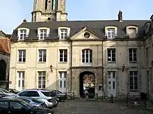 La bibliothèque, ancien séminaire construit en 1711-12, place Saint-Pierre.