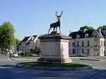 Le cerf, place du Chalet, au nord-est du centre-ville.