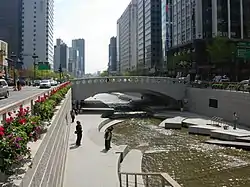 La Cheonggyecheon à Séoul, à la suite de la démolition du viaduc autoroutier en 2005.