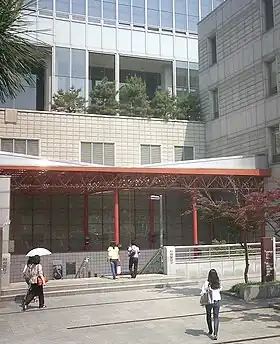 Une bouhe d'accès à la station.