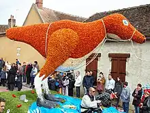 Créature bipède composée de fleurs de couleurs oranges. Il se tient sur ses pattes arrières, a un corps fuselé, et est harnaché pour être chevauché.
