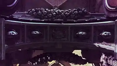 Seuil à têtes d'angelots.