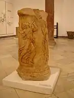 Pilier avec décoration.