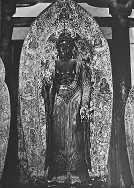 Yakushi Nyorai, dit Shaka Nyorai debout. Fin IXe siècle. Bois peint, H. 2,38 m. Murō-ji, Nara.