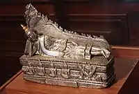 Shakyamuni entrant dans le nirvana. Feuille d'argent repoussée et argent doré. Thaïlande, XIXe&nbsp;siècle