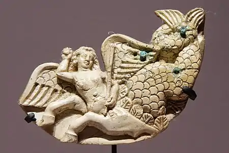 Divinité aquatique, temple de Takht-i Sangin, première moitié du IIe&nbsp;siècle&nbsp;av. J.-C. Musée national des antiquités du Tadjikistan.