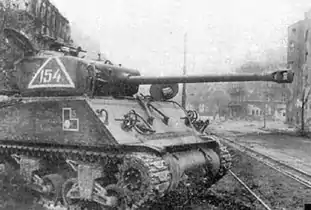 Un char M4A2 (avec canon de 76&nbsp;mm) du 1er&nbsp;corps mécanisé, à Berlin en avril 1945. La marque sur la tourelle correspond au numéro du char, la marque sur l'avant de la caisse est celle de la 219e&nbsp;brigade.