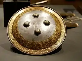 Bouclier Qadjar, XVIIIe et XIXe siècles, Musée des arts décoratifs, Budapest.