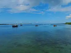 La vue sur la mer depuis Shimoni, avec Wasini en face.