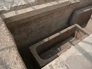 Vue sur le sarcophage de Sheshonq&nbsp;III et son couvercle déposé à côté