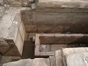 Vue du caveau de Sheshonq&nbsp;III avec son sarcophage externe