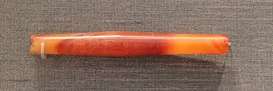 Perle en cornaline provenant de l'Indus vouée par Shulgi à la déesse Ninlil. British Museum. Traduction de l'inscription : « À Ninlil, sa maîtresse, Shulgi, homme fort, Roi d'Ur, Roi des pays de Sumer et d'Akkad, a dédié (cette perle) pour sa vie. »