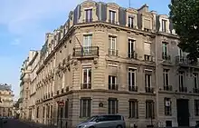 No&nbsp;11, au croisement avec l'avenue d'Iéna.