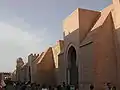 Porches et contreforts de la façade occidentale (vers le milieu) avec, à droite, le porche de Bab al-Ma.