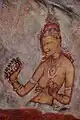 Une des damoiselles des fresques de Sigirîya au Sri Lanka (Ve&nbsp;siècle), coiffée d'un gajra et en tenant un autre sur sa main droite.