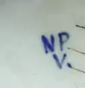 Signature d'Auguste Jean, NP V. Émail bleu sur porcelaine. Entre 1888 et 1896.