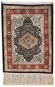 Tapis au motif traditionnel.