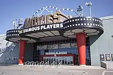 Entrée d'un cinéma canadien, grise, noire et rouge.