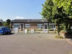 Habitations groupées par deux, avec toiture en Eternit.