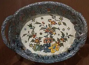 Corbeille en faïence de Sinceny, XVIIIe&nbsp;siècle.