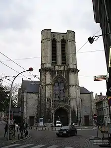 La tour de l'église Saint-Michel de Gand, inachevée, était prévue pour 132&nbsp;m.