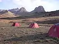 Vue prise depuis les bergeries d'iriri : les Tikniwine ou tours jumelles (2&nbsp;952&nbsp;m) et au fond le Siroua (3&nbsp;305&nbsp;m)