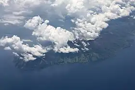 Vue aérienne de la partie méridionale de Pantar avec le Sirung dans les nuages.