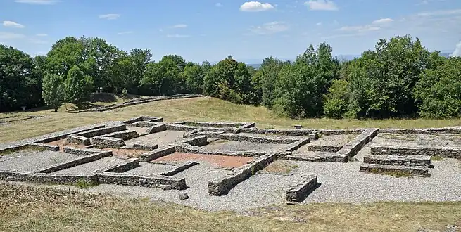 Tracé reconstitué d'une ferme de grande taille établie au haut Moyen-Age.