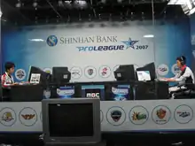 Deux hommes face à face sur des ordinateurs.