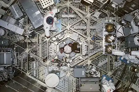 Vue plongeante sur l'atelier orbital depuis l'écoutille du module AM.