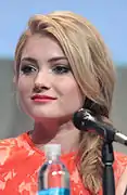 Skyler Samuels interprète Grace.
