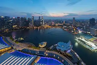 Gratte-ciels du Central Business District, au crépuscule, depuis la plateforme d'observation en haut du gratte-ciel Marina Bay Sands. Juin 2018.