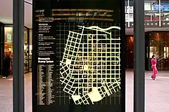 Panneau d'information montrant la carte d'un centre-ville au plan en damier.