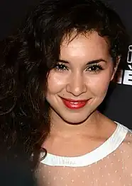 Femme aux cheveux châtains et aux yeux marrons.