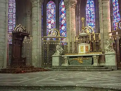 Le maître-autel de la cathédrale entouré de deux statues de marbre blanc de la deuxième moitié du XVIIIe&nbsp;siècle, représentant l'Annonciation, œuvres de Michel-Ange Slodtz. À gauche, la cathèdre.