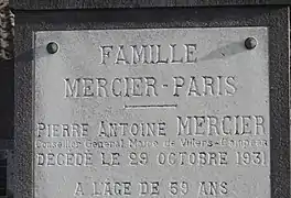 Détail de la tombe.