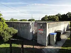 Double protection assurée par un grillage, puis une clôture de béton.