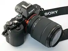 Un Alpha 7 équipé de l'objectif de kit (28-70&nbsp;mm).