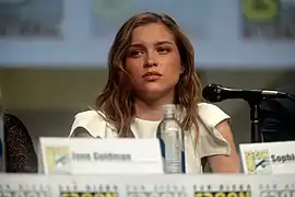 Sophie Cookson interprète Roxy