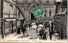 Sortie de messe, vers 1910.