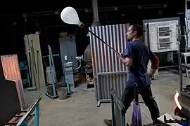 Soufflage du verre au CERFAV.