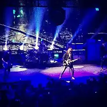 Photographie de quatre musiciens lors d'un concert.