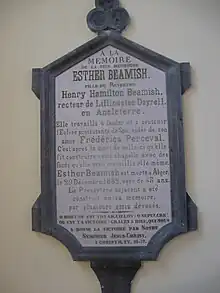 Stèle à la mémoire d'Esther Beamish, scellée dans l'enrtée de la nef