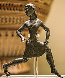 Jeune fille en train de courir, Laconie, v. 520-500. Bronze, H. 11&nbsp;cm. British Museum