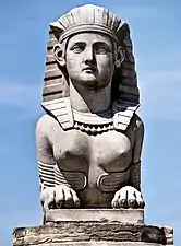 La statue de sphinge.