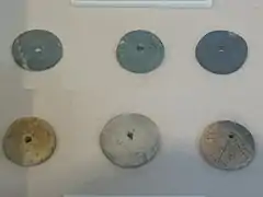 FusaÎoles en pierre (en haut) et en bois (en bas), Yoshinogari, Saga, Japon