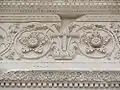 Détail du portail: rinceau en relief