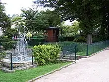 Vue du square et de la fontaine-sculpture de César Domela.